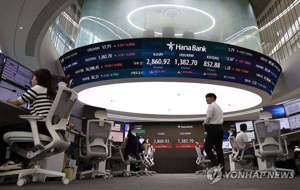 This photo taken July 15, 2024, shows a dealing room at Hana Bank in central Seoul. (Yonhap) 