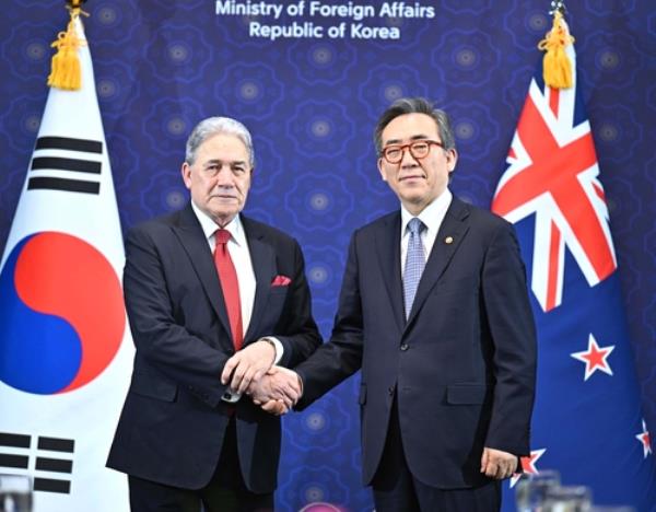 This image, provided by the foreign ministry, shows Foreign Minister Cho Tae-yul (R) shaking hands with his New Zealand counterpart, Winston Peters, prior to their meeting in Seoul on July 15, 2024. (Yonhap)